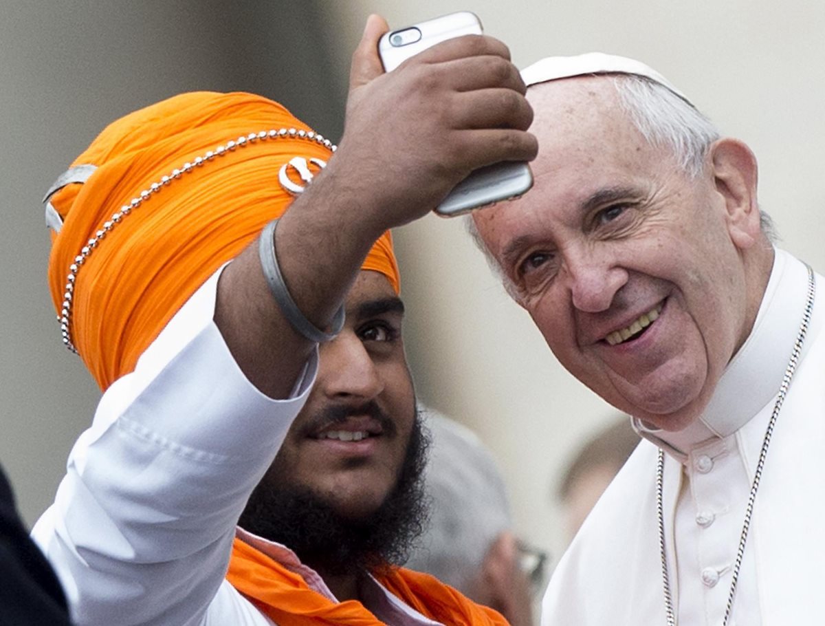 El papa Francisco se toma una fotografía con un líder de otra religión durante la audiencia semanal en El Vaticano. (Foto Prensa Libre: EFE).