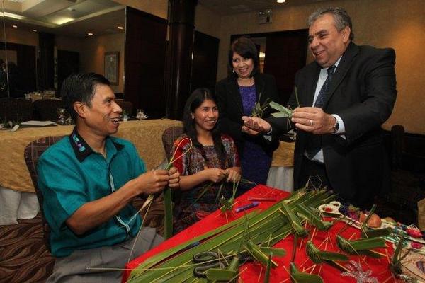 Carlos Tuc Tuc y Aurelina Roquel, artesanos de San Juan Comalapa, Chimaltenango, junto a Ruth Argueta y el químico biólogo Jorge Argueta Hernández, quienes  impulsan  la Campaña de la Esperanza. Foto Prensa Libre: Edwin Castro