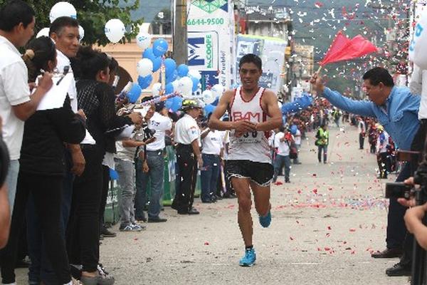 José Carlos Raxón ganó el Medio Maratón de San Juan. (Foto Prensa Libre: Hemeroteca PL)