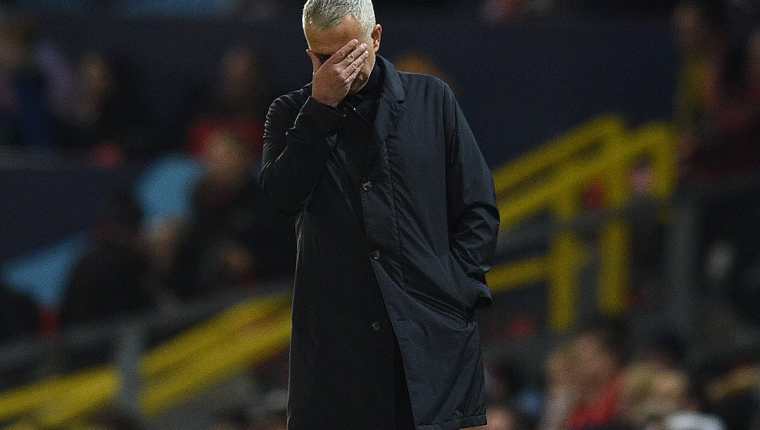 José Mourinho se queda sin equipo, pero aún tiene sed de triunfo. (Foto Prensa Libre: AFP)