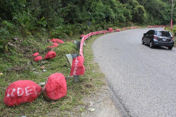 En Calles principales y carreteras de varios municipios de Santa Rosa  hay  pintas con propaganda política, la mayoría  del partido Líder.
