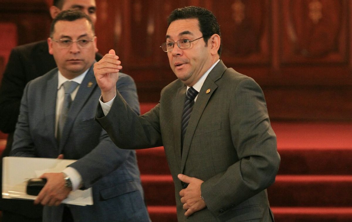 El presidente Jimmy Morales abandona el Salón Banderas, en el Palacio Nacional de la Cultura, luego del Gabinete Urbano y Rural. (Foto Prensa Libre: Esbin García)
