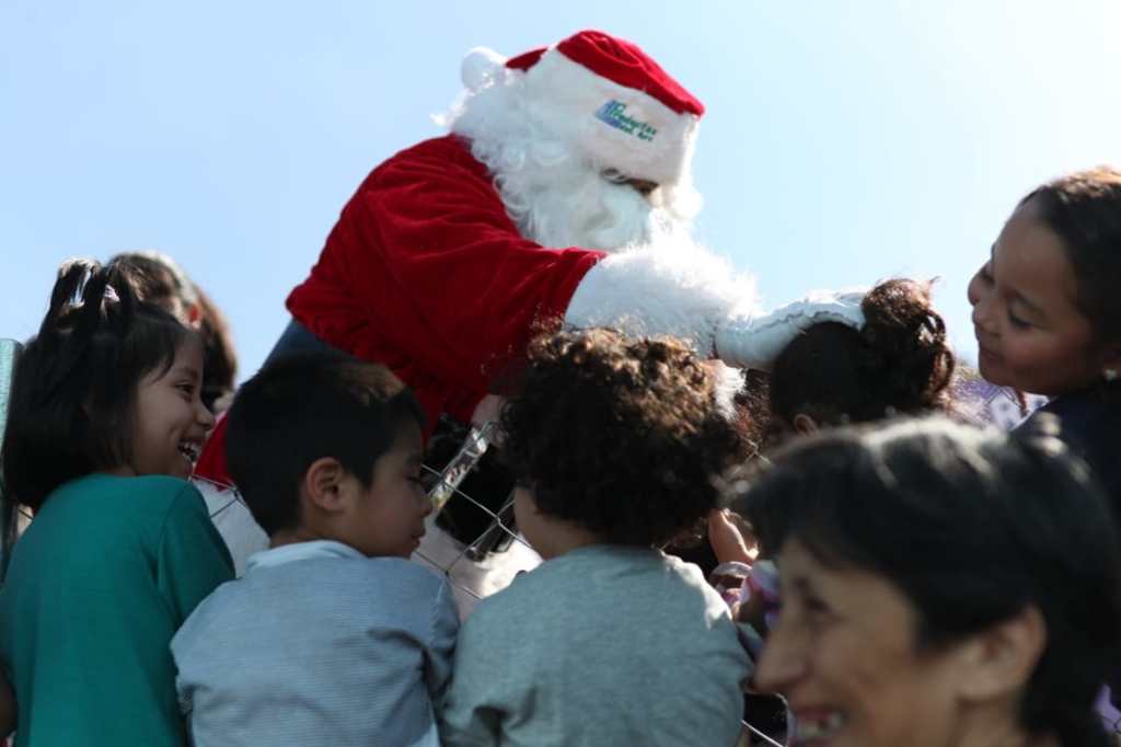 Los niños gritaron: “Queremos a Santa, queremos a Santa”.