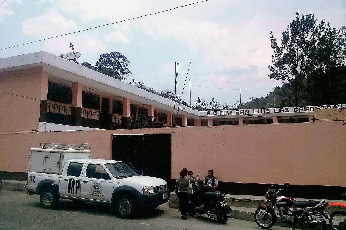 Fiscales del  Ministerio Público investigan el robo en la escuela de San Luis Las Carretas, Pastores, Sacatepéquez. (Foto Prensa Libre: Renato Melgar)