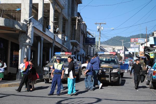 El paso frente a la sede de la comisaría 42 se encuentra bloqueado y vigilado por parte de agentes municipales y de la PNC. (Foto Prensa Libre: Aroldo Marroquín)<br _mce_bogus="1"/>