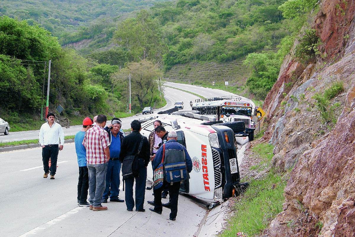 La ambulancia  fue chocada por un autobús, en el km 35.3 de la ruta al Atlántico, en San Antonio La Paz, El Progreso. (Foto Prensa Libre: Héctor Contreras)
