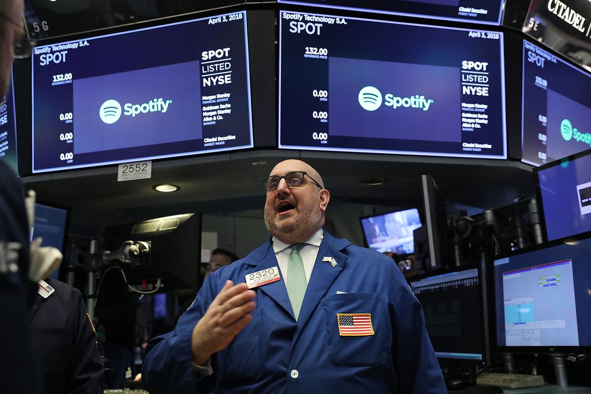 Operadores de la Bolsa de Valores de Nueva York en el momento en que el servicio de transmisión de música Spotify comienza a cotizar acciones en la Bolsa de Nueva York. (Foto Prensa Libre: AFP)