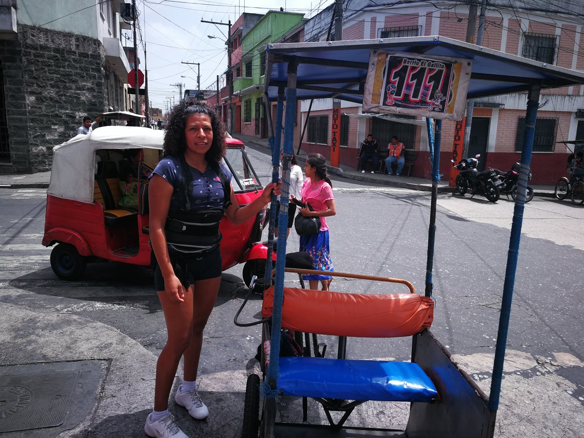 Luisa Fernanda Cabrera trabaja 10 horas diarias en su bicitaxi. (Foto Prensa Libre: Óscar García).