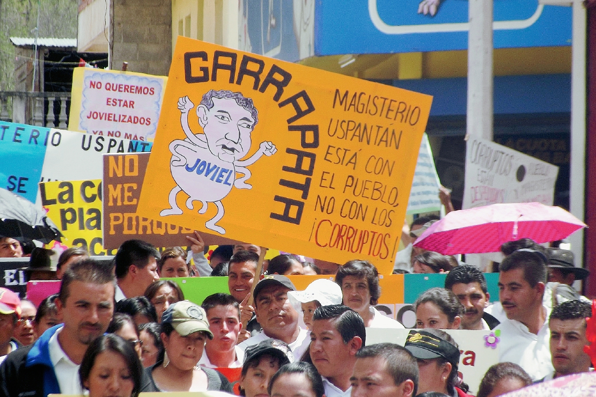 Algunas pancartas  fueron dirigidas contra el dirigente magisterial Joviel Acevedo, en Uspantán, Quiché. (Foto Prensa Libre: Óscar Figueroa)