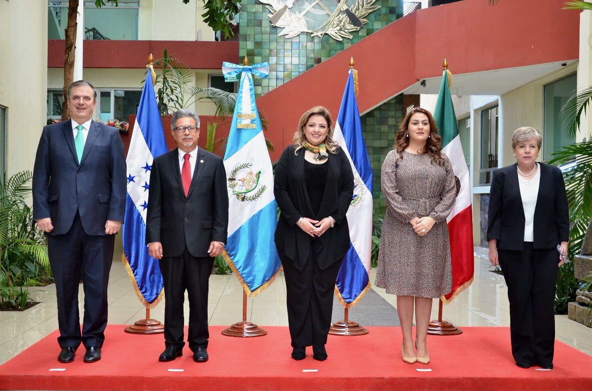 La ministra del Exterior, Sandra Jovel (centro) junto a funcionarios de países del triángulo norte y delegado de López Obrador, Marcelo Ebrard (primero a la izquierda). (Foto: Minex)