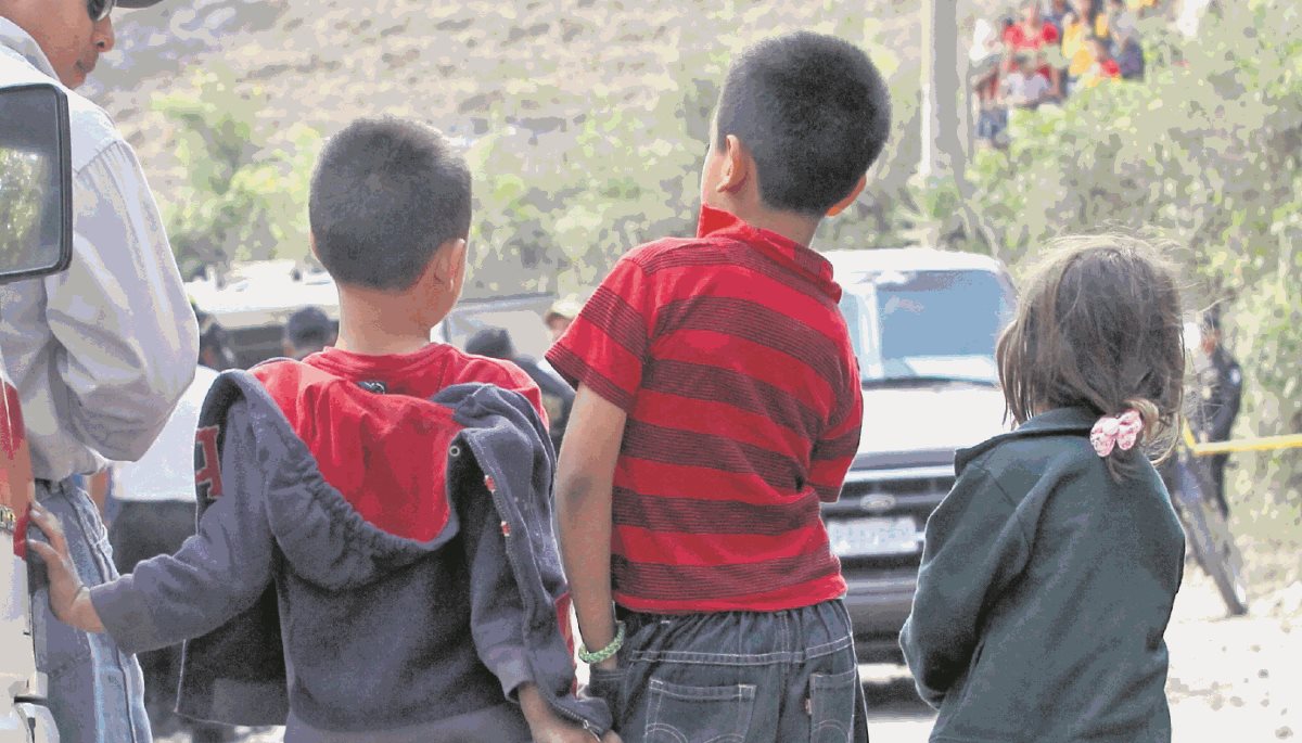 Los padres deben tomar en cuenta que cuando sus hijos caminan solos por las calles están expuestos a varios riesgos (Prensa Libre: Hemeroteca PL).