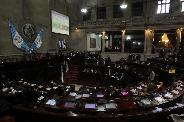 Congreso suspende sesión permanente luego de haber integrado y juramentado al Consejo del MP.