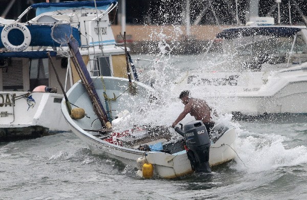 Un hombre intenta controlar un barco durante la tormenta tropical Carlos en Acapulco, estado de Guerrero, México. (Foto Prensa Libre:AFP).