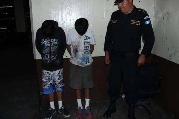 Los dos menores de 13 y 14 años detenidos por la PNC como los supuestos responsables de herir de bala a un hombre en la zona 6 (Foto Prensa Libre: PNC)<br _mce_bogus="1"/>