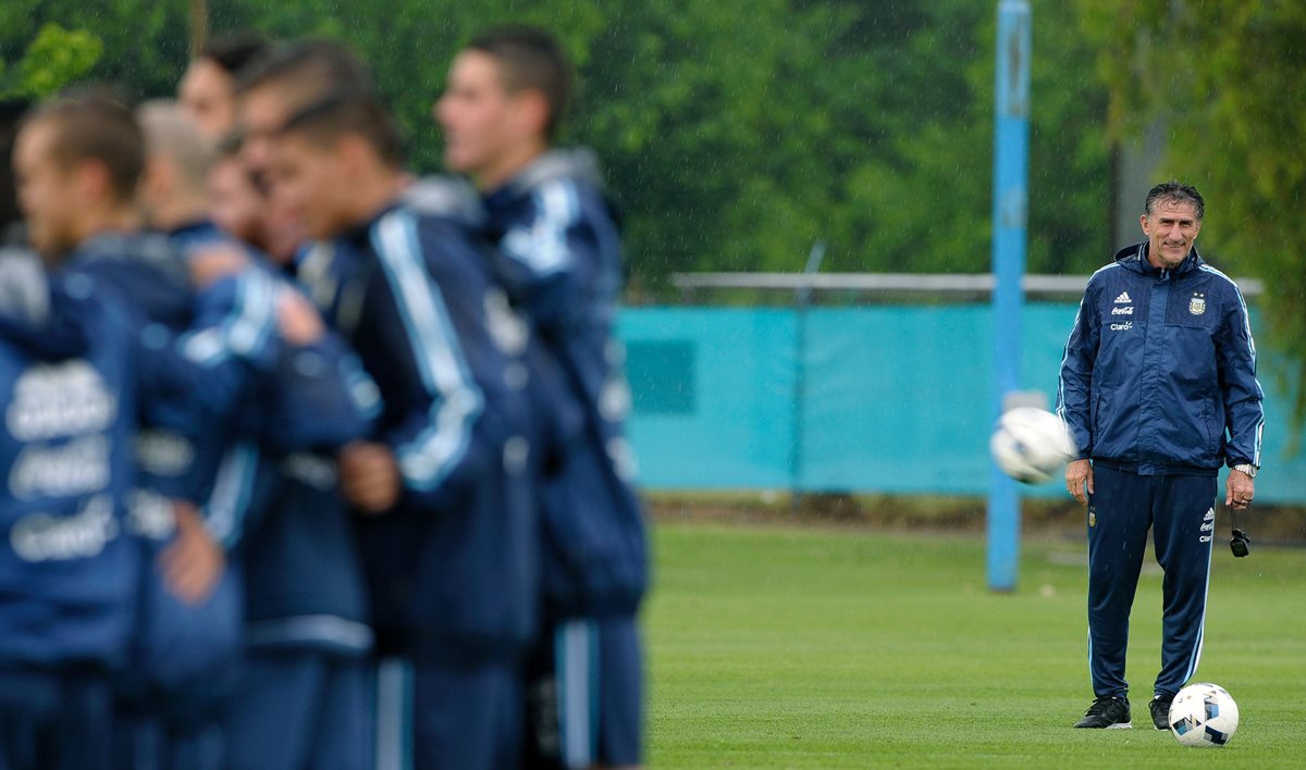 El técnico argentino Edgardo Bauza observa a sus jugadores durante el entrenamiento de la selección albiceleste. (Foto Prensa Libre: AFP)