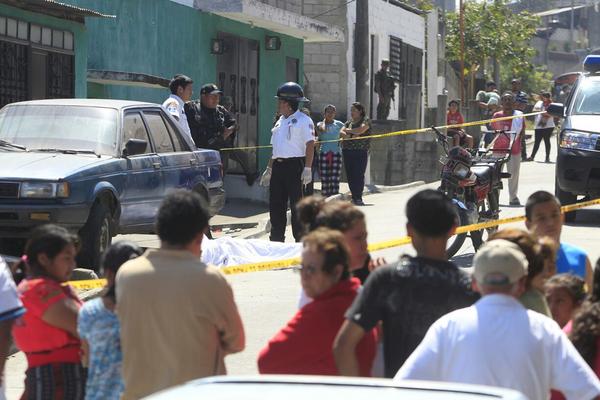Un repartidor de gas fue ulitmado a balazos en la zona 18. (Foto Prensa Libre: É. Ávila)