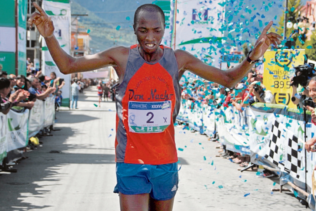 Casmas Letting, de Kenia, fue el más rápido, y se adjudicó el premio de Q9 mil. (Foto Prensa Libre: Édgar Domínguez)