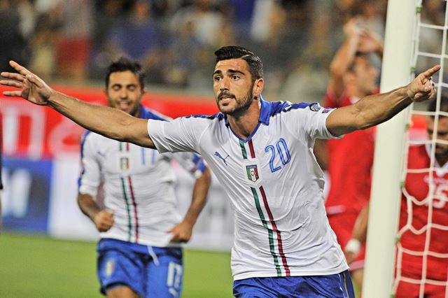 Graziano Pelle celebra después de anotar un gol durante un partido entre Italia y Malta. (Foto Pfensa Libre: EFE)