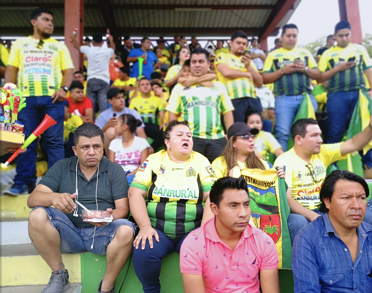 Ambiente de fiesta en el estadio David Cordón Hichos para la final de vuelta entre Guastatoya y Comunicaciones.