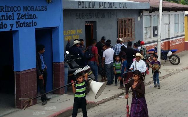 Vecinos entrgan a Andrés Castro Hernández en la estación de la PNC, en Joyabaj, Quiché. (Foto Prensa Libre: Héctor Cordero)