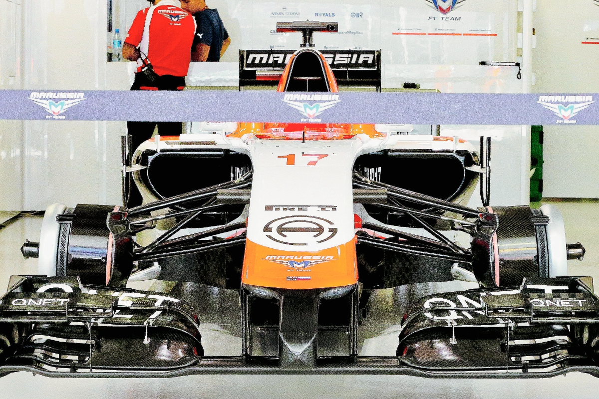 Este era el auto de Fórmula Uno de Jules Bianchi, expuesto en el taller de la escudería Marussia, en Sochi, Rusia. (Foto Prensa Libre: EFE)