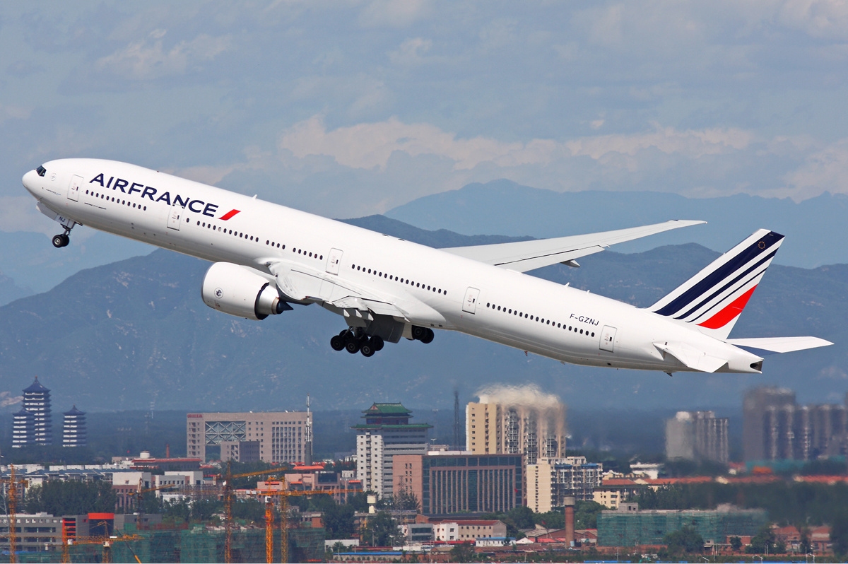 Un avión Boeing 777-300 como este conectará a París con San José de Costa Rica. (Foto Hemeroteca PL)