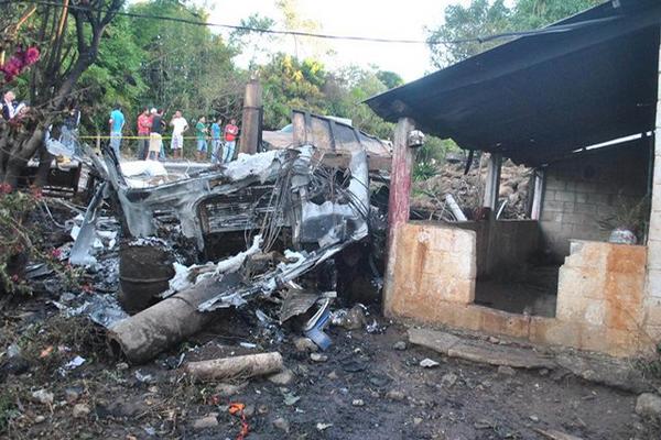 Un cabezal arrastró cables del tendido eléctrico, luego se empotró contra una casa y prendió fuego. (Foto Prensa Libre: Oscar González)
