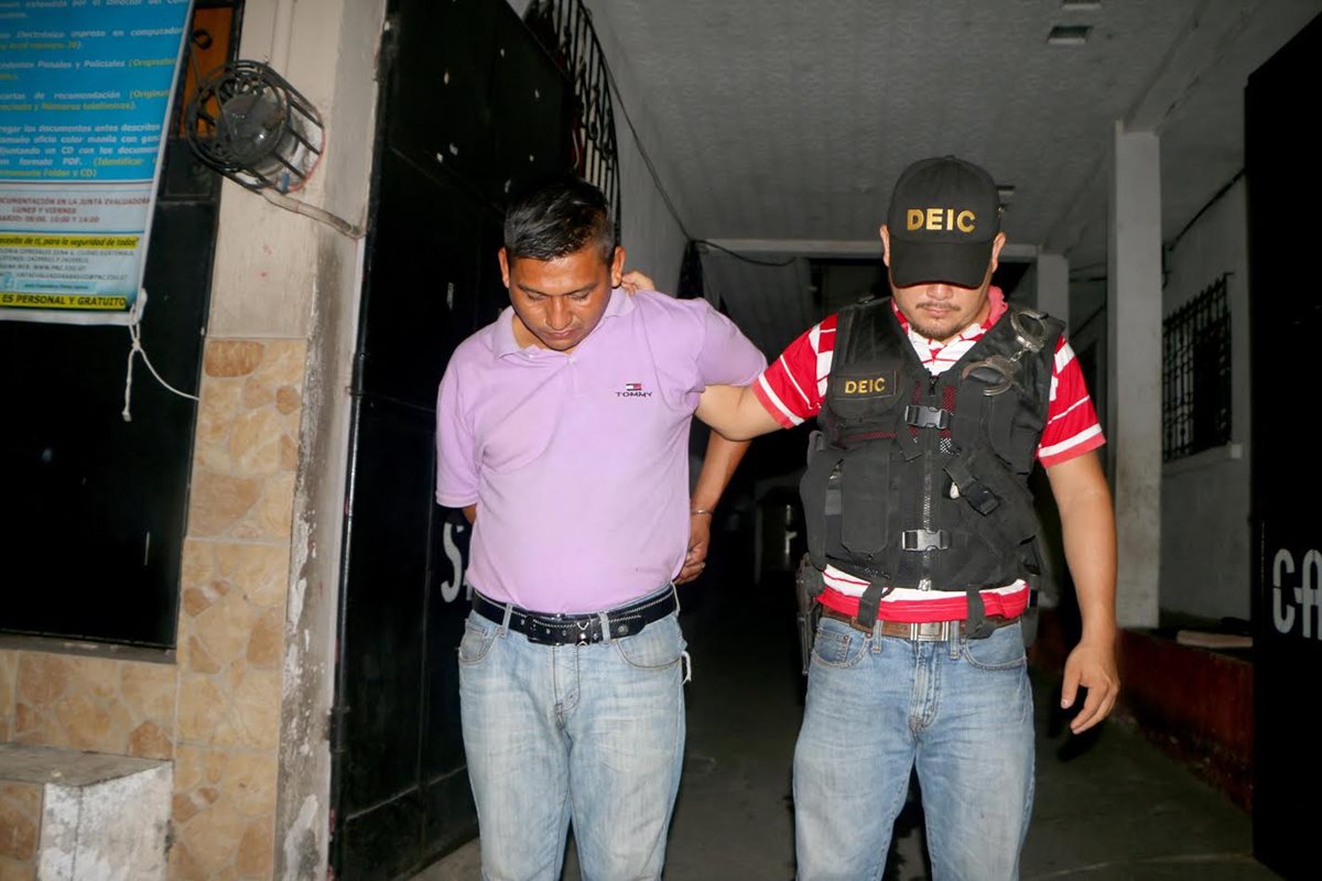 Pedro Isaías López tenía orden de captura por hurto agravado y fue aprehendido en Retalhuleu. (Foto Prensa Libre: Rolando Miranda)