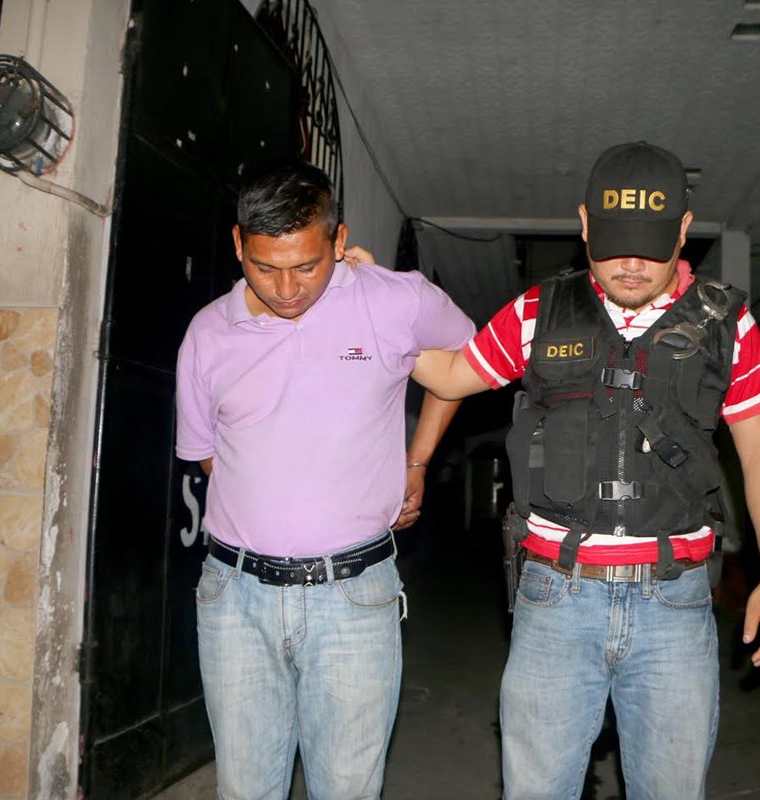 Pedro Isaías López tenía orden de captura por hurto agravado y fue aprehendido en Retalhuleu. (Foto Prensa Libre: Rolando Miranda)