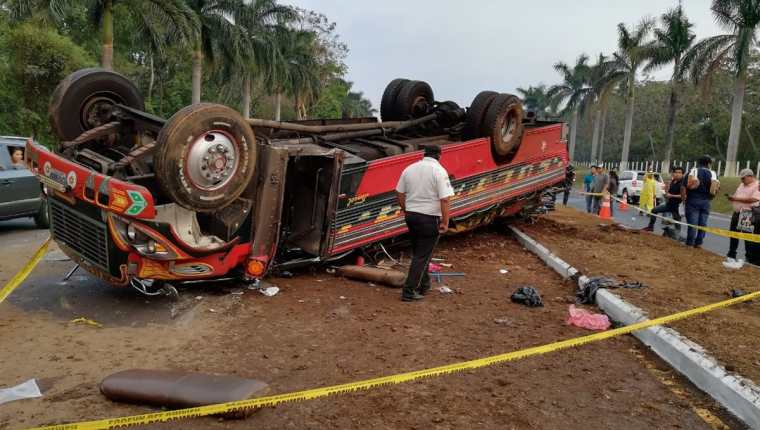 Bus quedó destruido a causa del impacto. (Foto Prensa Libre: Enrique Paredes).