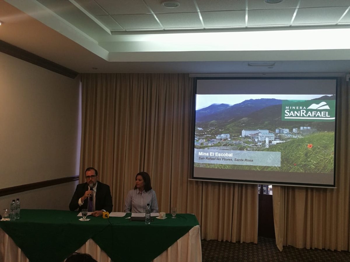 Andrés Dávila, gerente de comunicación y Gabriela Roca, directora de asuntos corporativos de Mina San Rafael informaron sobre la situación actual de la compañía. (Foto Prensa Libre: Rosa María Bolaños)