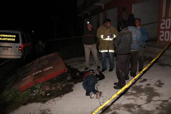 Socorristas atienden a diario casos de pobladores atropellados en tramo carretero en Totonicapán, situación que lo convierte en un sector de peligro. (Foto Prensa Libre: Edgar Domínguez)