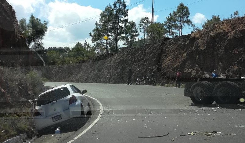 El vehículo accidentado quedó a la orilla de la carretera; mientras que el tráiler también resultó con severos daños a causa del accidente en la ruta a Chiquimula. (Foto Prensa Libre: Mario Morales).