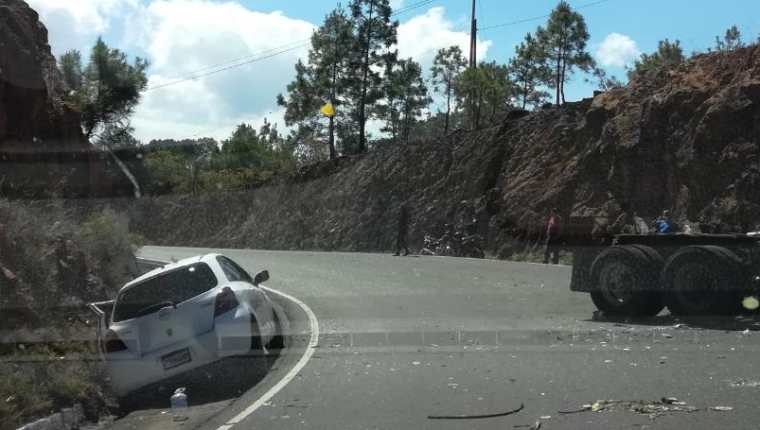 El vehículo accidentado quedó a la orilla de la carretera; mientras que el tráiler también resultó con severos daños a causa del accidente en la ruta a Chiquimula. (Foto Prensa Libre: Mario Morales).