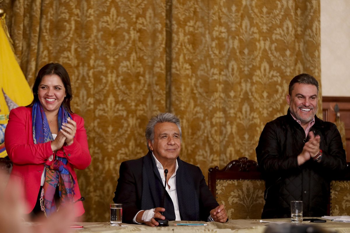 El presidente de Ecuador, Lenín Moreno (c), junto a la vicepresidenta Maria Alejandra Vicuña (i) y el presidente de la Asamblea Nacional, José Serrano (d), celebran los resultados preliminares. (Foto Prensa Libre: EFE)