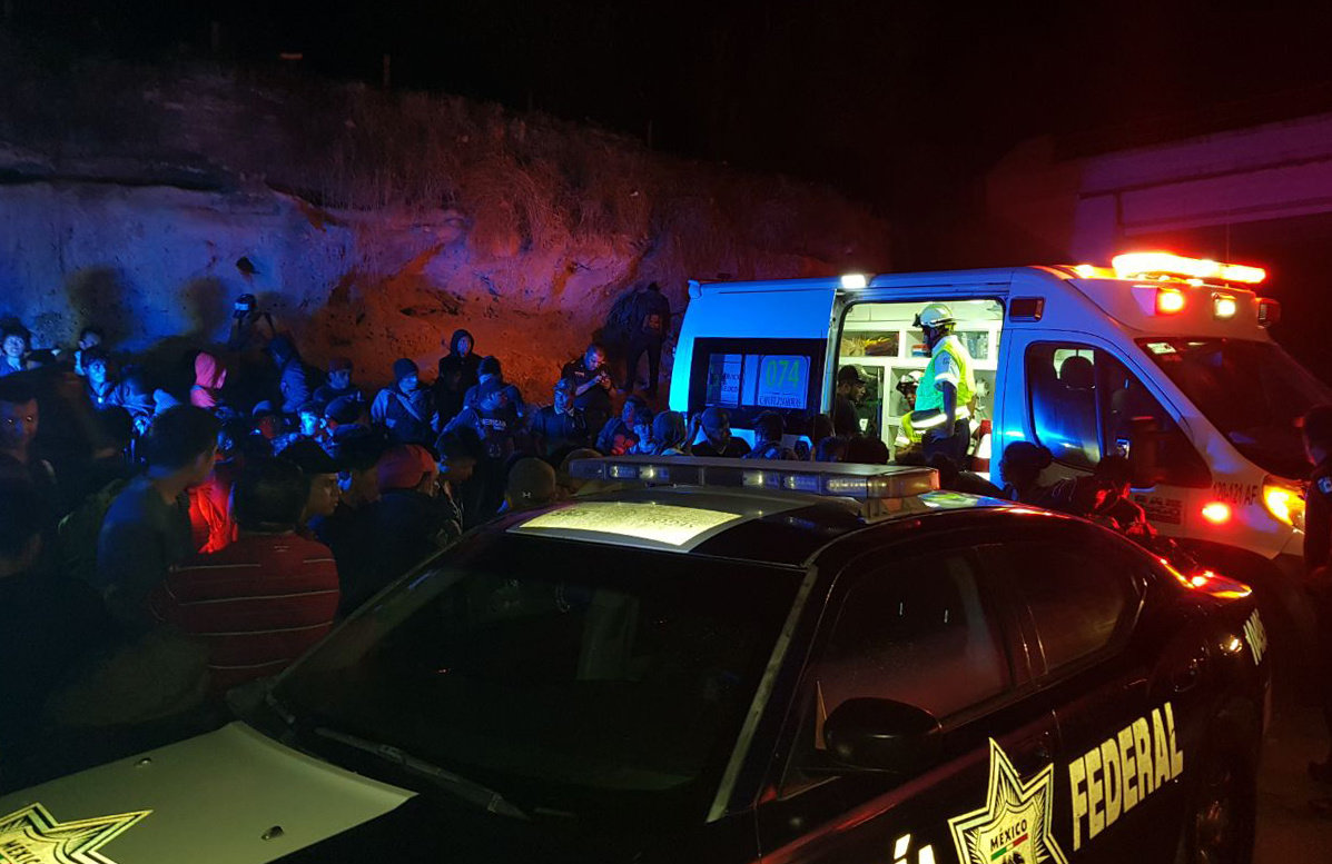 Agentes de la Policía Federal (PF) de México trabajan donde interceptaron a 101 migrantes indocumentados guatemaltecos. (Foto Prensa Libre: EFE)