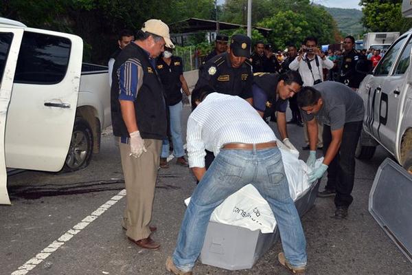 El cadáver del finquero fue localizado en el interior de un picop de doble cabina, el hallazgo ocurrió en El Arenal, Gualán, Zacapa. (Foto Prensa Libre: Julio Vargas)