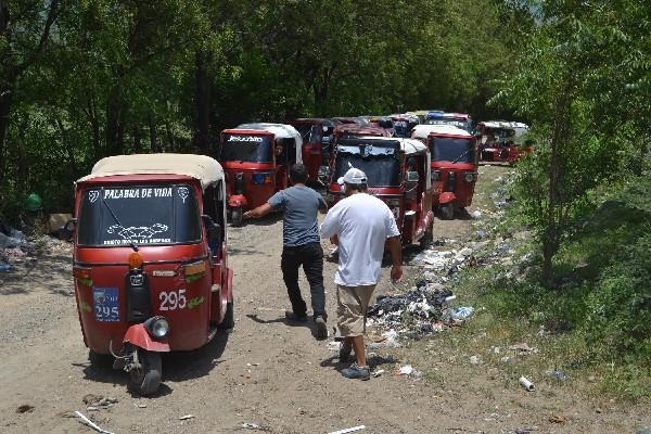 Pilotos de tuc tuc se dirigen en caravana a Guastatoya, para exigir seguridad.
