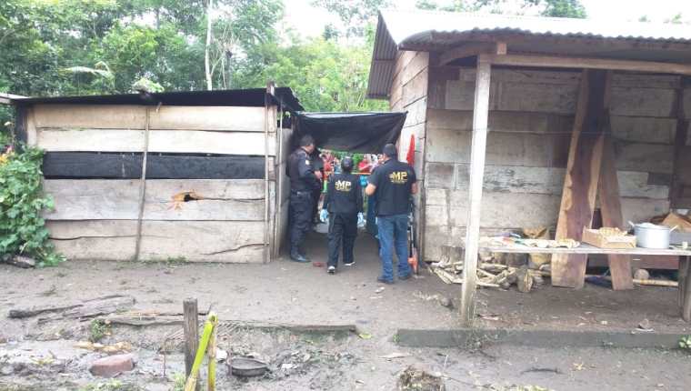 Fiscales del MP inspeccionan la vivienda donde ocurrió el hecho. (Foto Prensa Libre: Rigoberto Escobar)