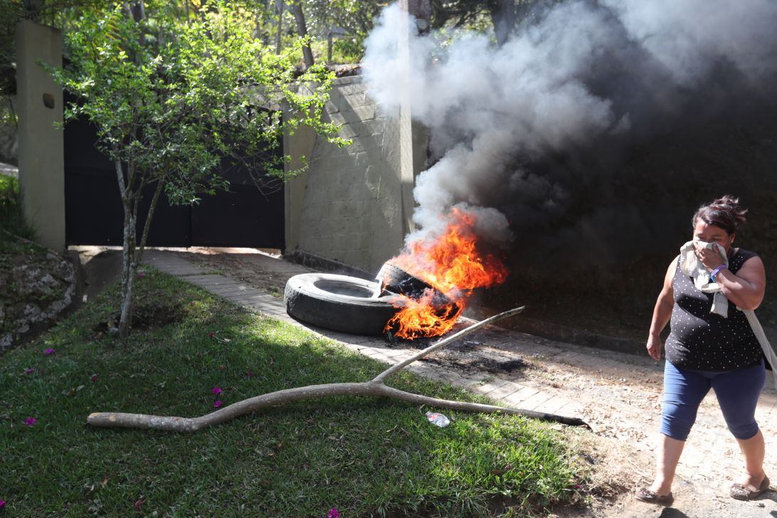 Los manifestantes quemaron llantas frente a la vivienda del concejal. (Foto Prensa Libre: Estuardo Paredes)