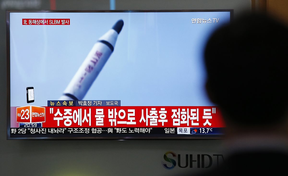La televisión surcoreana difunde noticia sobre ensayo balístico de Corea del Norte. (Prensa Libre: AFP)