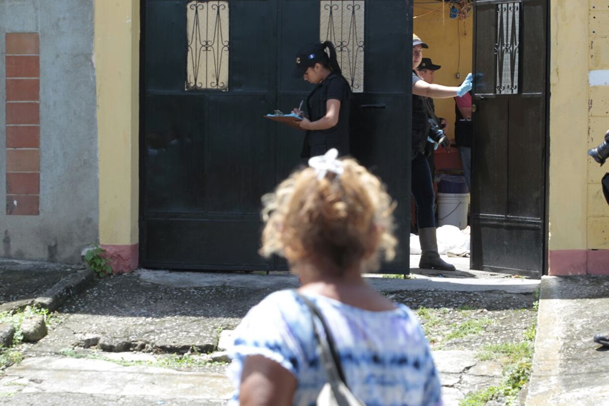 Alberto de Jesús Estrada murió apuñalado en el patio de su casa en la colonia Atlántida, zona 18. (Foto Prensa Libre: Jessica Gramajo)