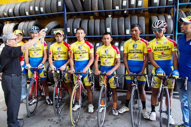 El equipo Llantera Alvarado es bendecido por el Monseñor, Juan Factor Muñoz Noriega. (Foto Prensa Libre: Norvin Mendoza)