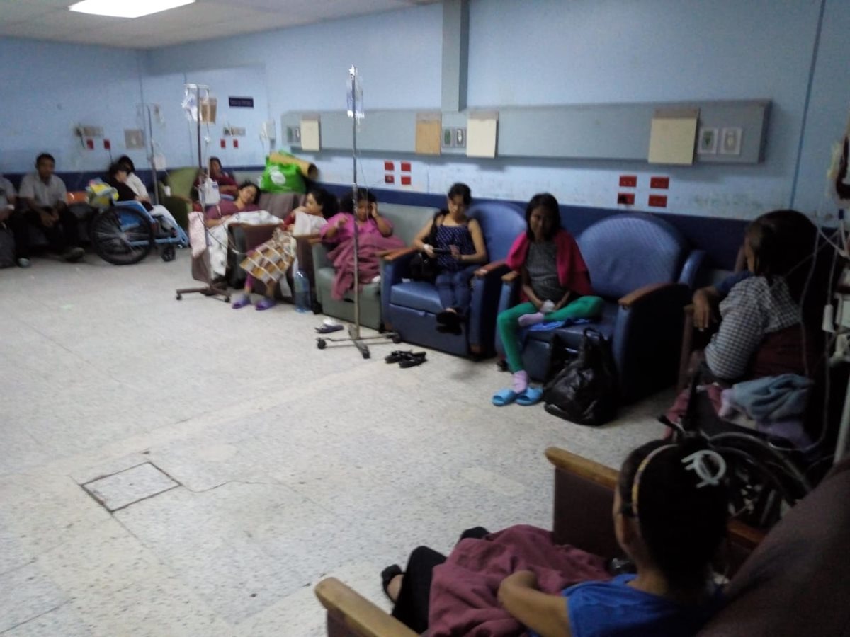 Muchos pacientes del Hospital General San Juan de Dios esperan sentado a que se desocupe una cama. (Foto Prensa Libre: Óscar Rivas)
