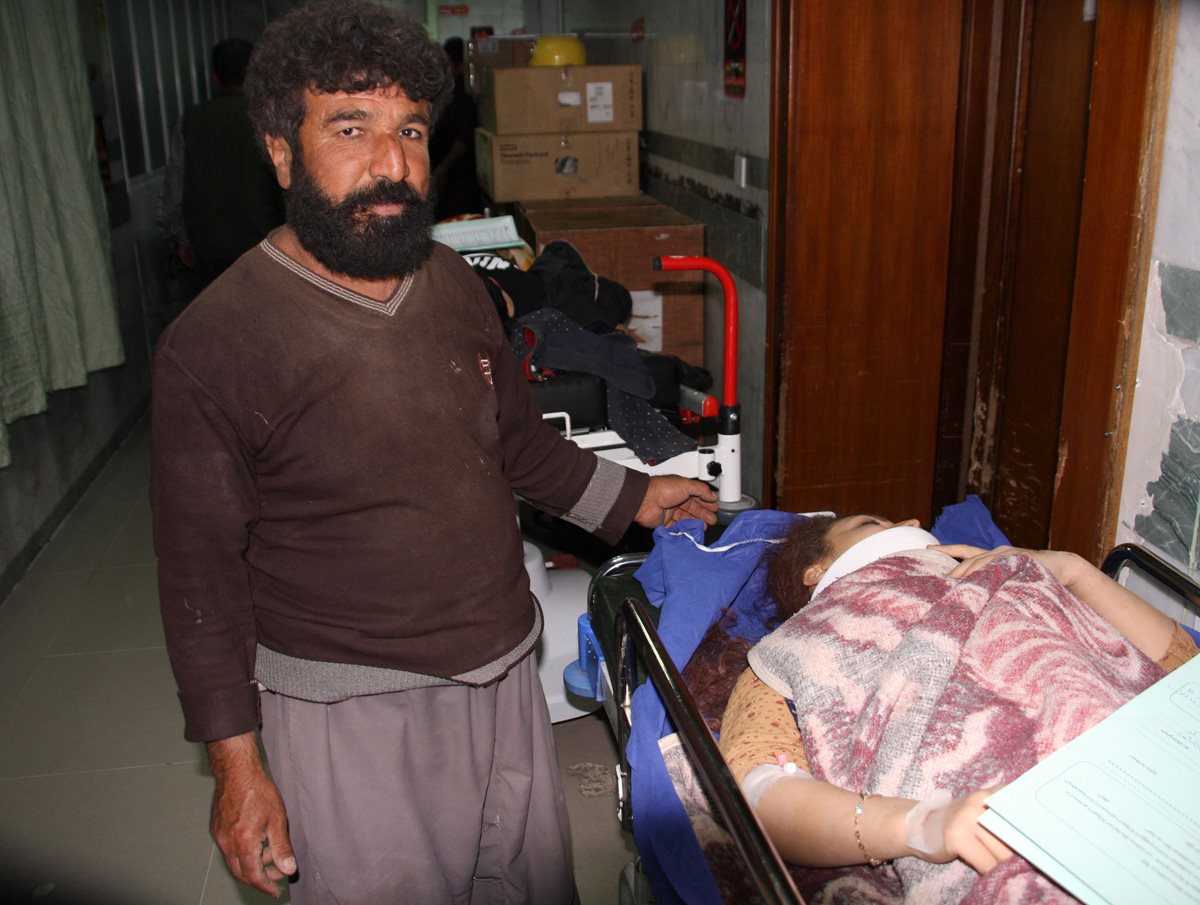 Heridos por terremoto en Iraq son atendidos en hospitales. (Foto Prensa Libre: AFP)