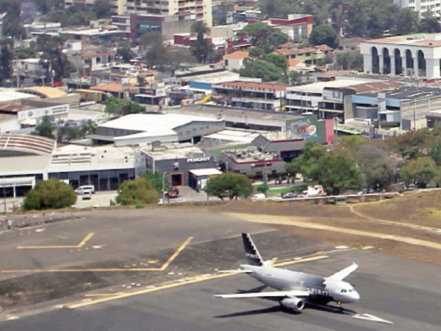 El aeropuerto será remodelado. (Foto Prensa Libre: OSCAR RIVAS)