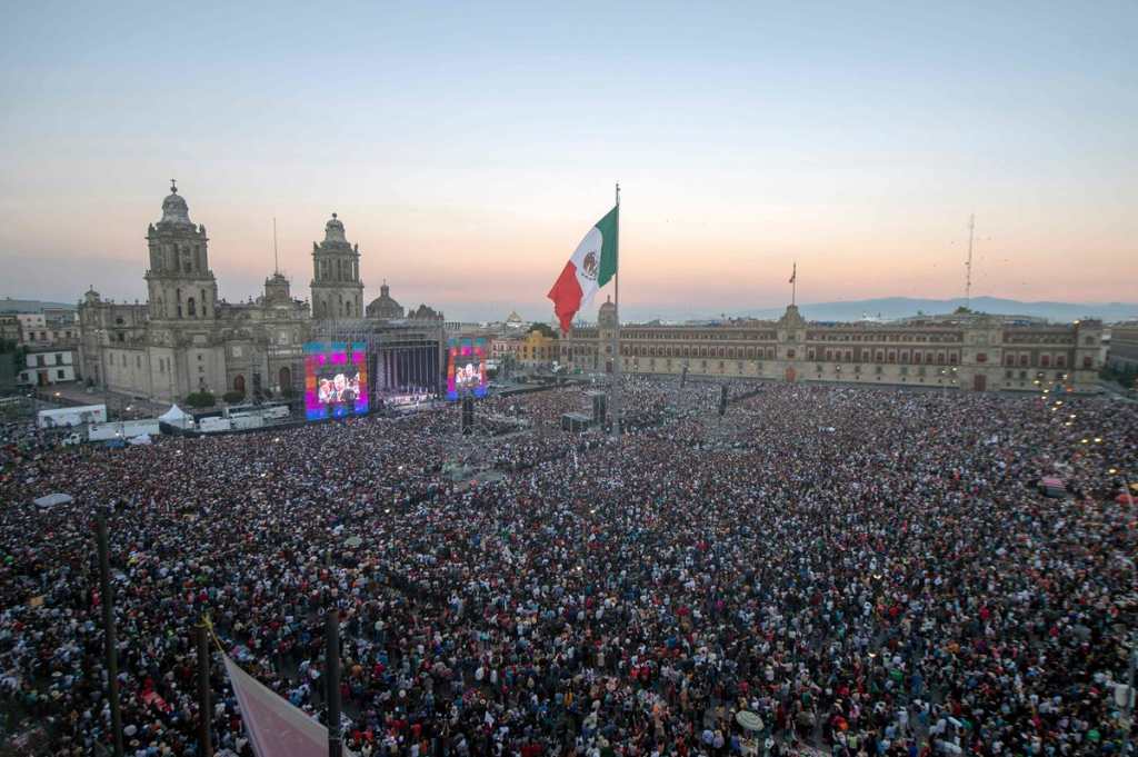 Los simpatizantes del nuevo presidente de México, Andrés Manuel López Obrador, observaron la ceremonia de inauguración en una gran pantalla en la plaza Zócalo, en la Ciudad de México