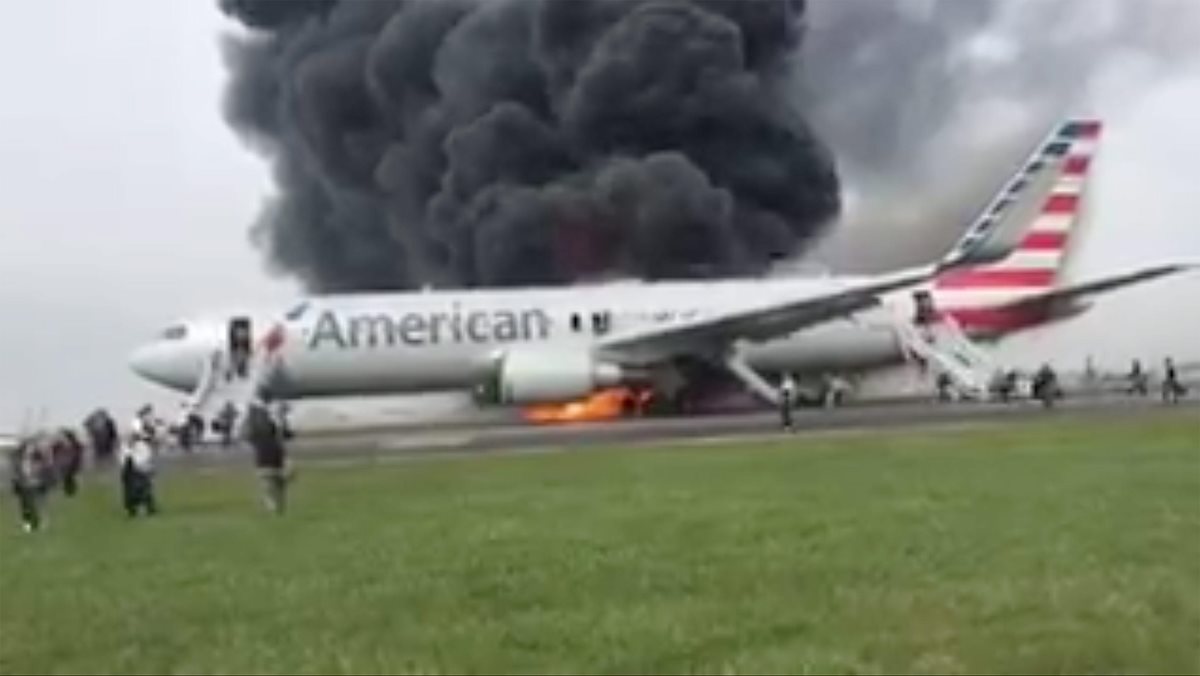 El avión de American Airlines se incendia en la pista del aeropuerto O'Hare, Miami. (Foto Prensa Libre: EFE).