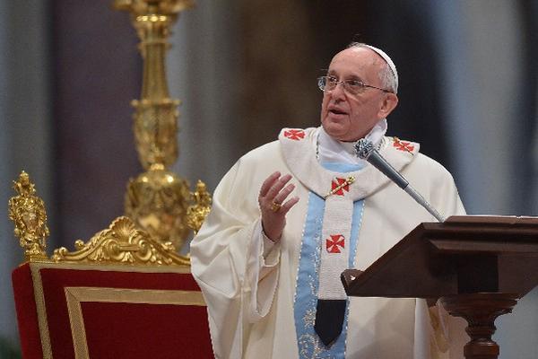 "Llegó la hora de luchar por la paz, en donde todos se unan para que haya luz en los hogares", dijo el Pontífice en su primera  ceremonia del 2014, en el Vaticano. (Foto Prensa Libre: AFP)