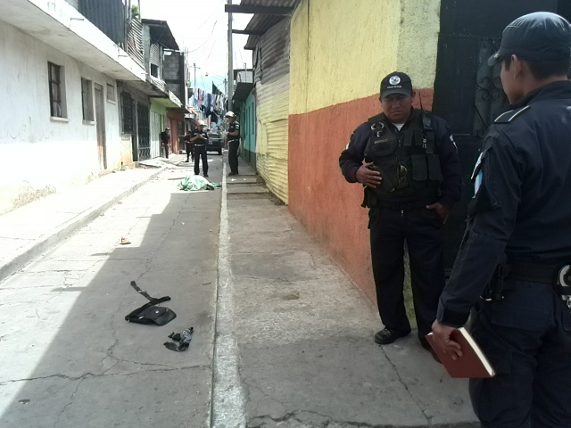 Bomberos Municipales acudieron al lugar para tratar de atender al hombre, pero murió por la gravedad de las heridas. (Foto Prensa Libre: Estuardo Paredes)